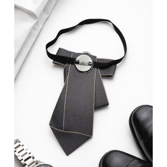 Broszka-krawatka z biżuteryjną aplikacją – elegancja w nowoczesnym, modowym wydaniu.